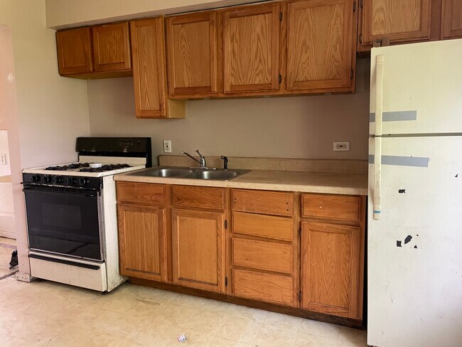 Building Photo - 32609 Montcalm St