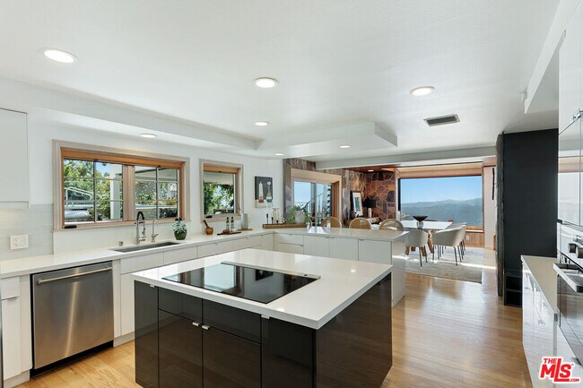 Building Photo - 231 Loma Metisse Rd