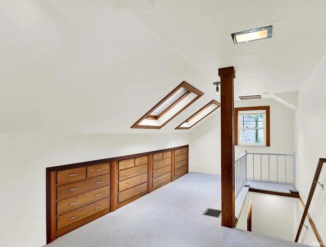 Building Photo - 916 E Maxwell Ln