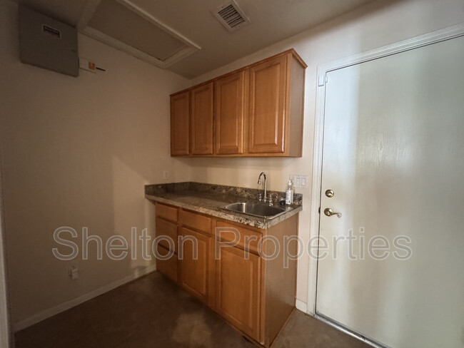 Building Photo - 1313 W Straford Ave