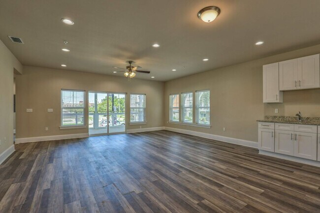 Building Photo - 537 Lorene St