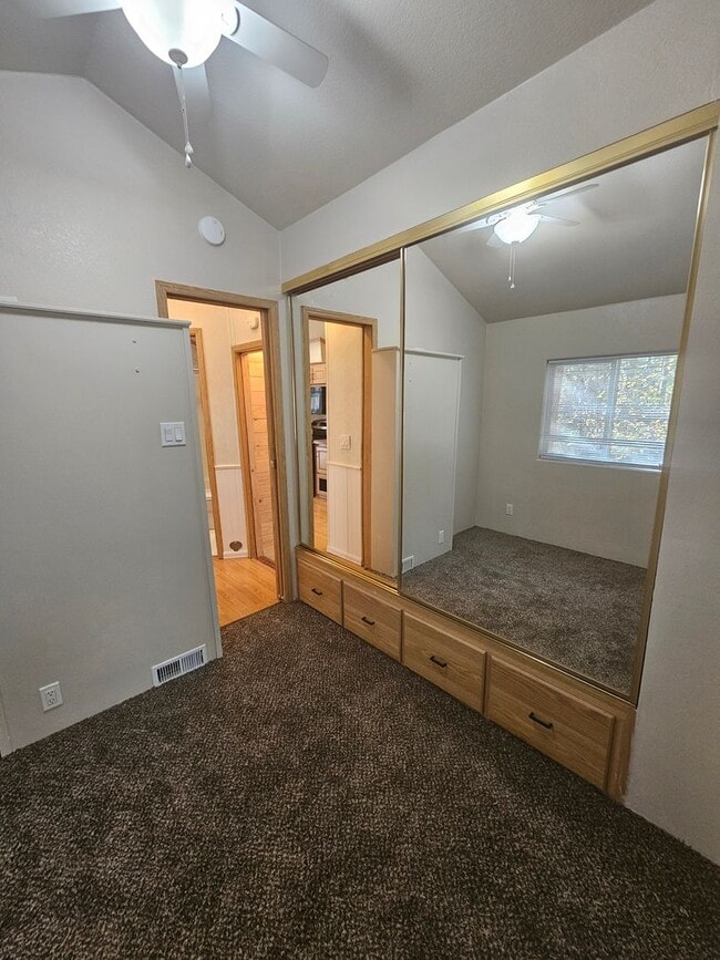 Building Photo - Must See 2 BED/1.75 Bath Home Available 10...