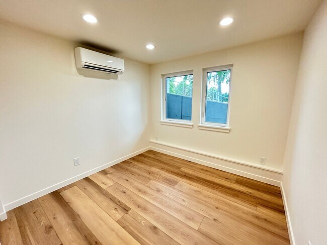 Building Photo - 8024