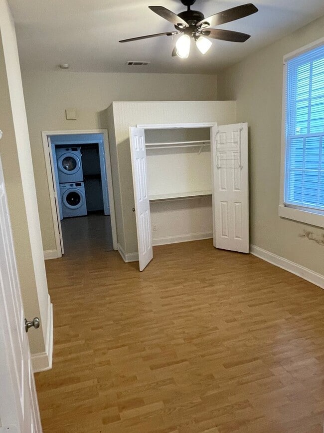 Building Photo - 2BD/1BA Shotgun in MidCity, with Backyard!