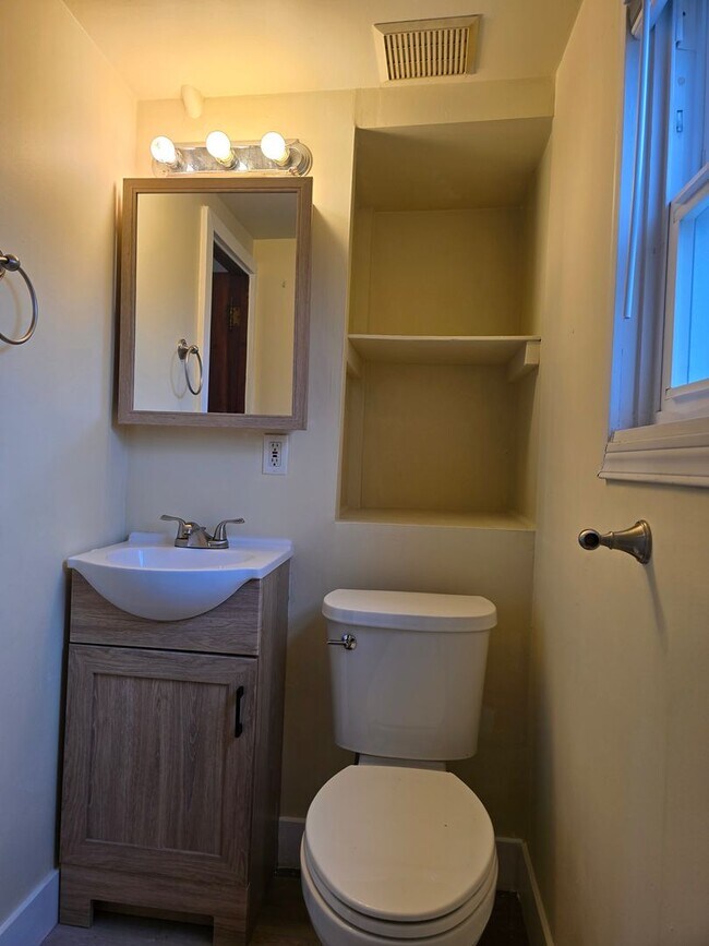 Building Photo - One Bedroom Duplex with Fenced Yard