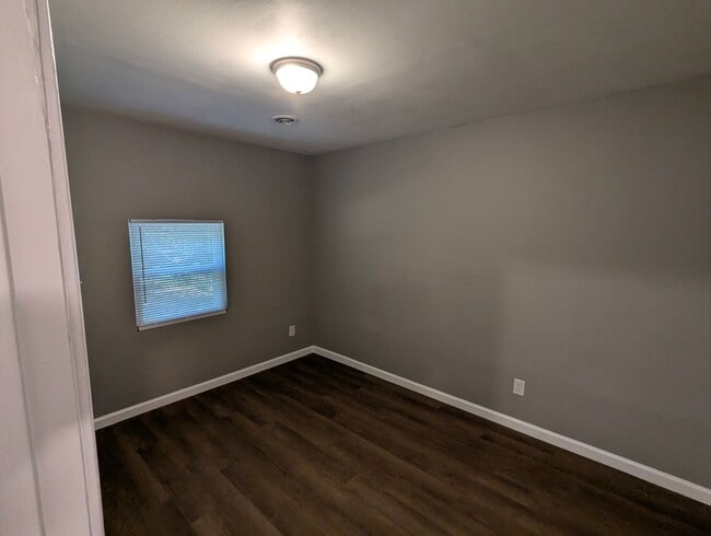 Building Photo - Out of the way 3 Bedroom
