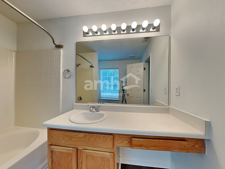 Building Photo - 505 Kingsman Ln