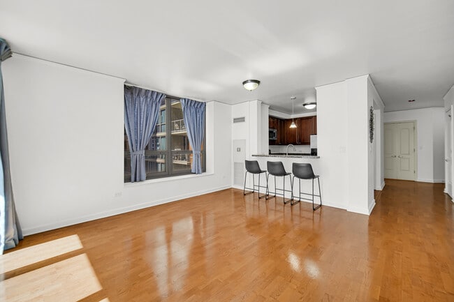 Building Photo - 420 E Waterside Dr