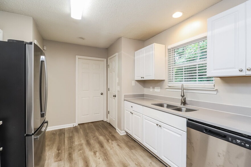 Building Photo - 905 Grassy Patch Ln