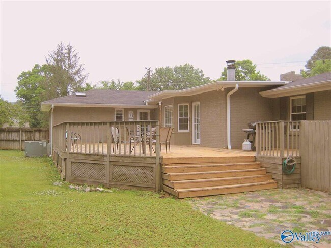 Building Photo - 4000 Garth Rd SE