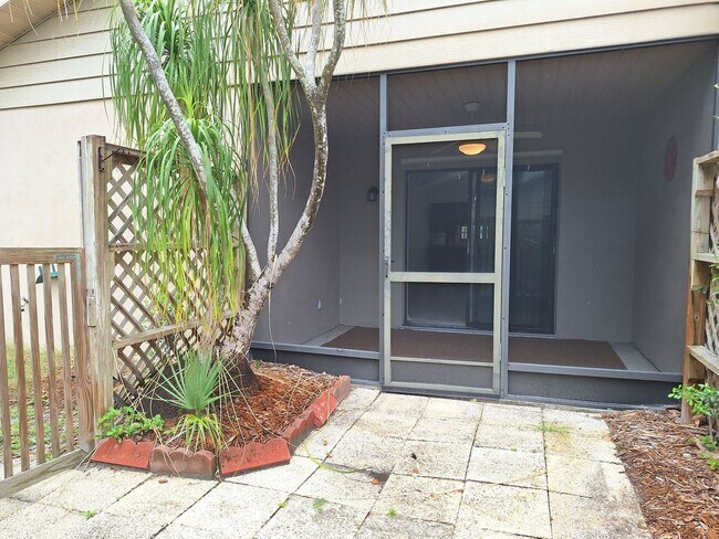 Building Photo - Adorable 2BR 2BA duplex in Shangr La Village