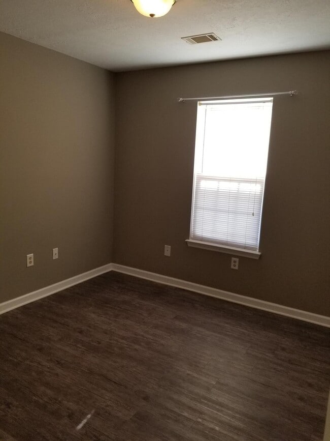 Building Photo - 2012 Sylvan Lake Dr