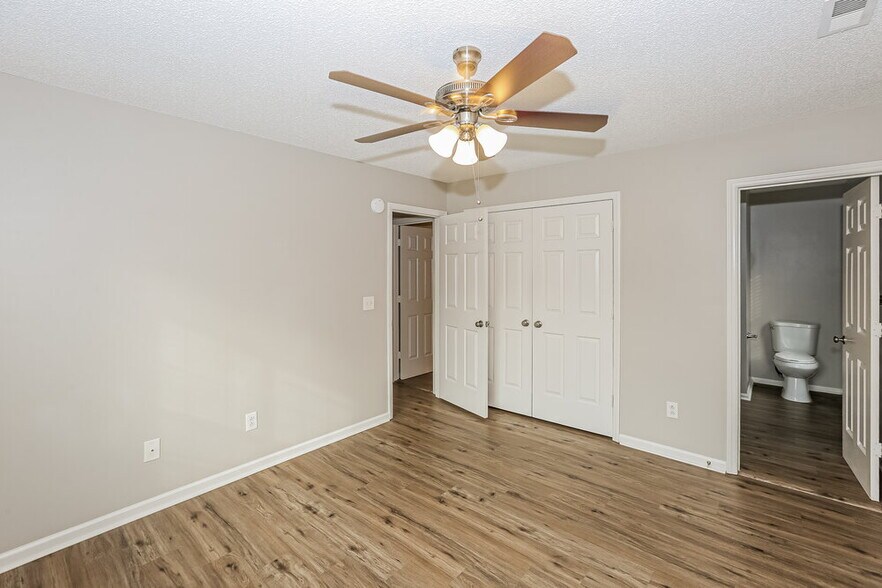 Building Photo - 4817 Farmview Dr