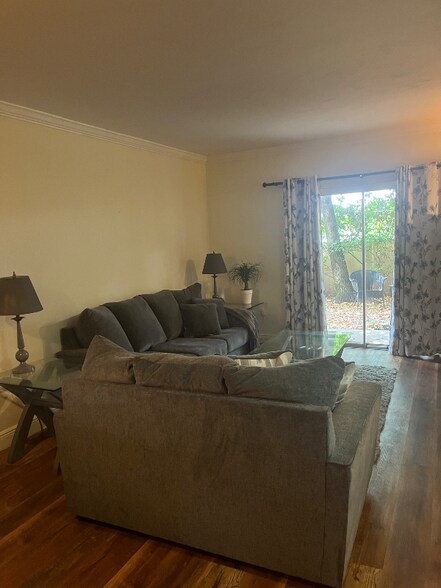 Building Photo - 413 Swallow Dr