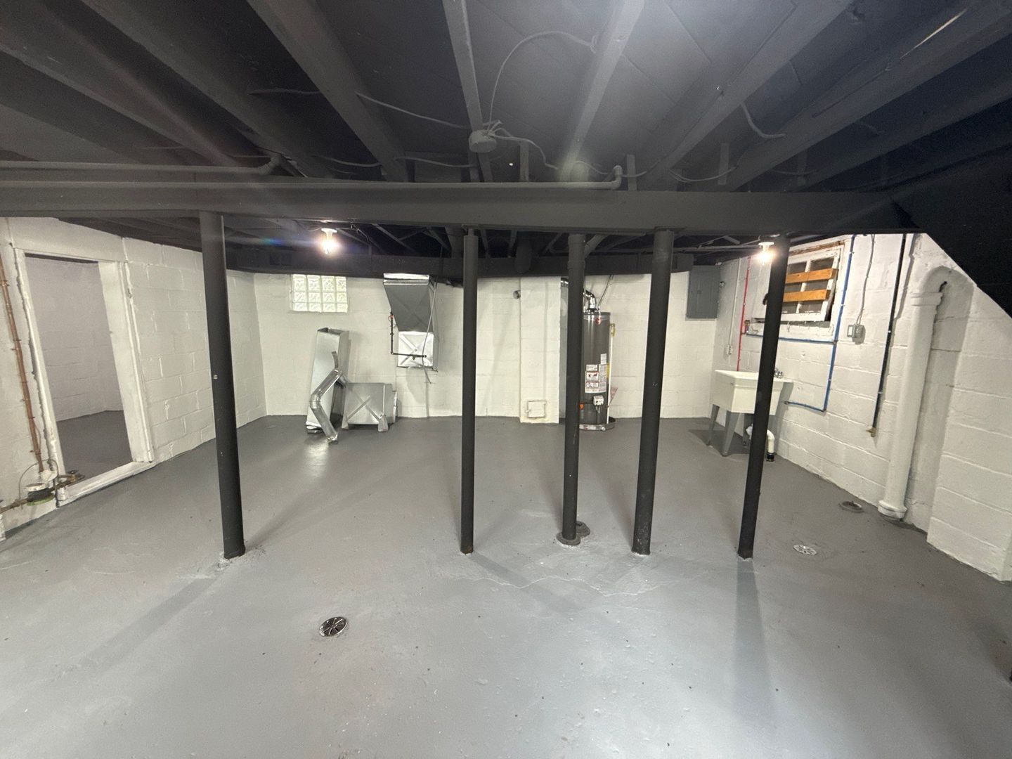 Building Photo - This beautifully updated 3-bedroom, 1-bath...