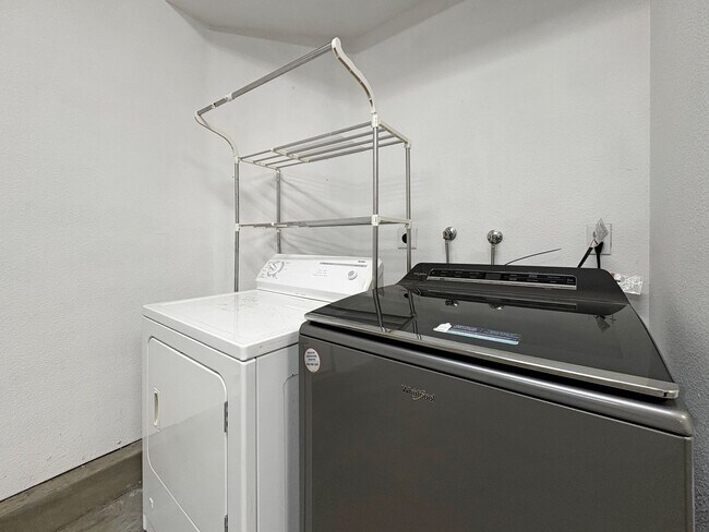 Building Photo - Bright & Spacious 2-Bedroom Home in Mira Mesa