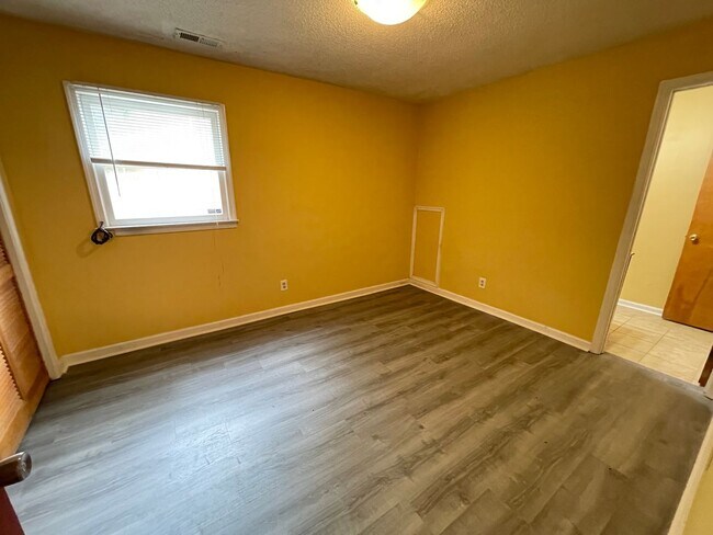 Building Photo - Inviting, updated 4br 3.5ba duplex w/ park...