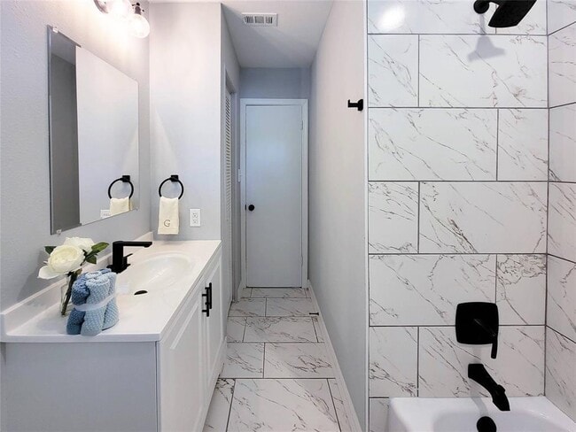 Building Photo - 8413 Robindell Dr