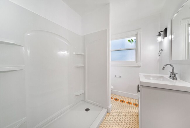 Building Photo - 4/Bed, 4/Bath Home with Parking, Washer/ Dryer and Spa, Close to Chapman University/ Orange Circle