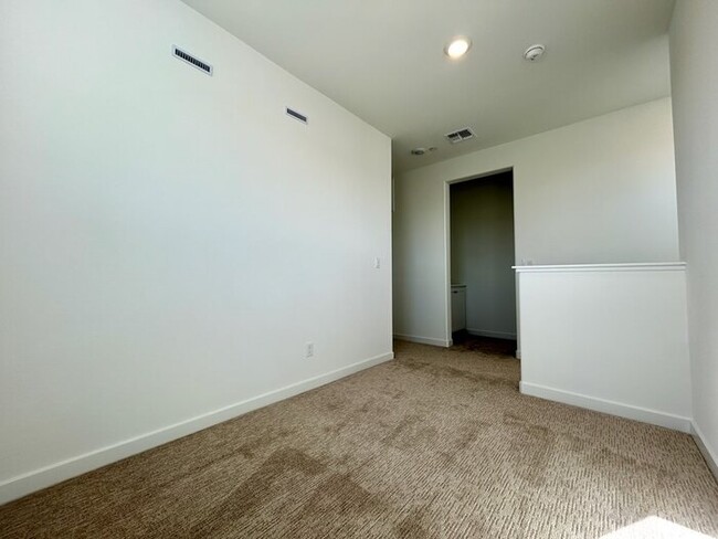 Building Photo - Folsom Solar 4 Bedroom Property + Beautifu...