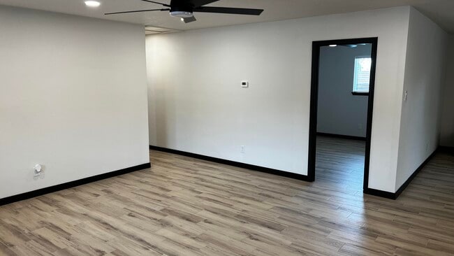 Building Photo - 905 La Charles Dr NE