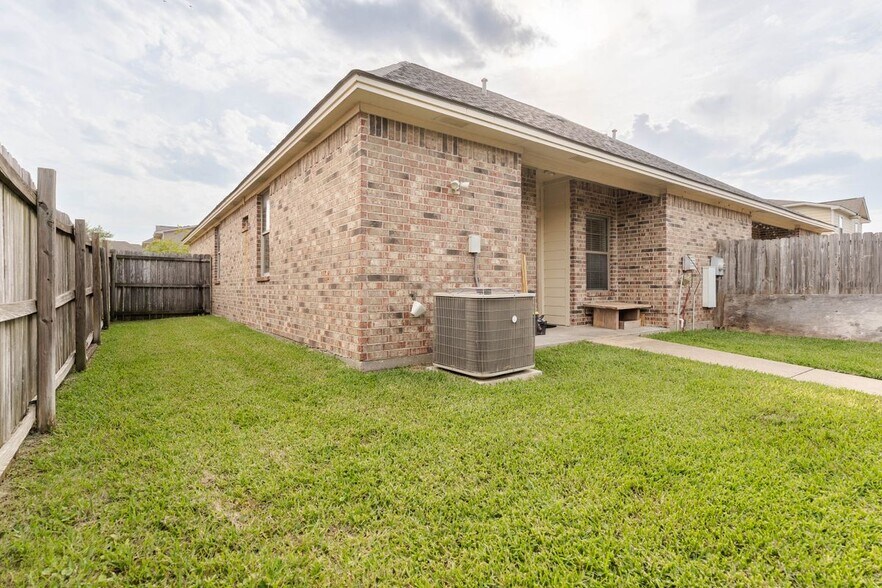 Building Photo - 117 Kleine Ln