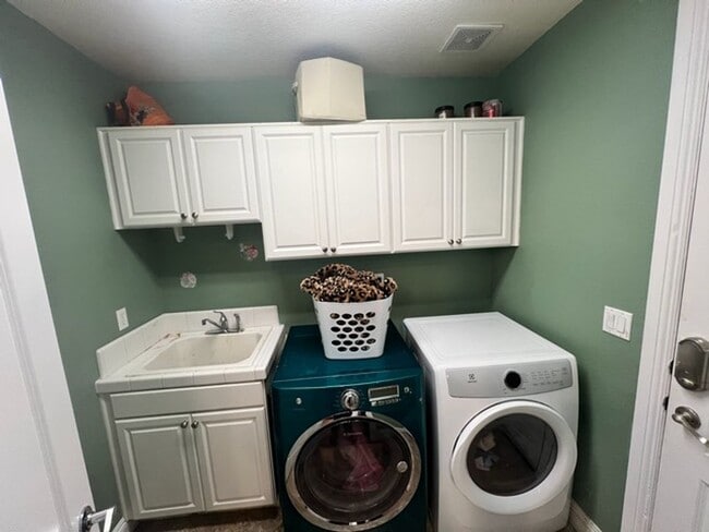 Building Photo - Spacious Four Bedroom Home off Veterans Parkway