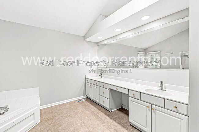 Building Photo - 261 Wyndotte Dr