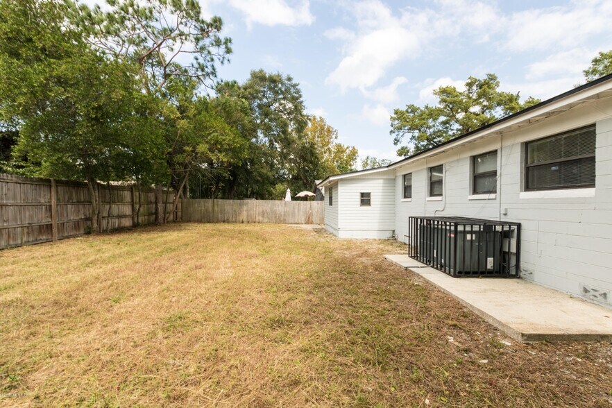 back yard - 3248 Shetland Rd W