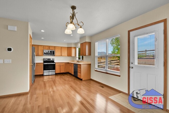 Building Photo - Beautiful home with 4 BR, 3.5 BA, 2 CAR wi...