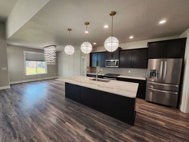 Building Photo - Elegant 4 Bed, 2 Ba Home - MANY Upgrades &...