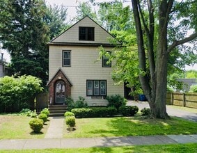 Building Photo - 9 Hickory St