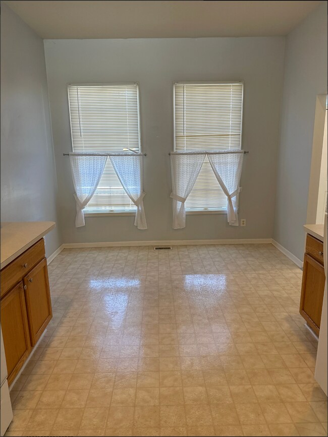 Building Photo - 3 Bed 2 Bath