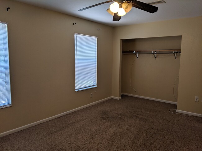 Building Photo - 4-bedroom, 2-bath home on University Ave next to UF