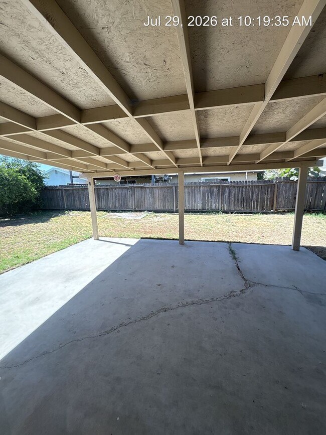 Building Photo - North Side Visalia Home!!