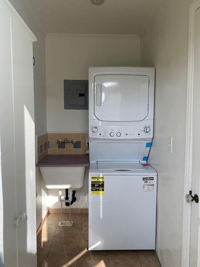 Building Photo - 316 N Bushnell Ave