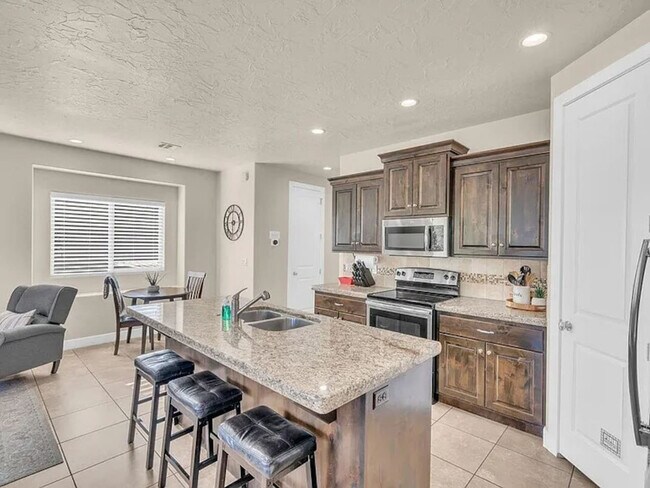 Building Photo - 4221 Torrey Pines Dr