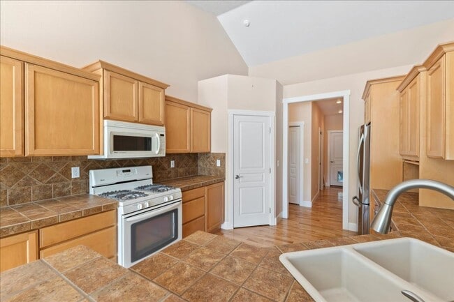 Building Photo - 3 Bedroom 3 Bathroom Home in Desirable Eag...
