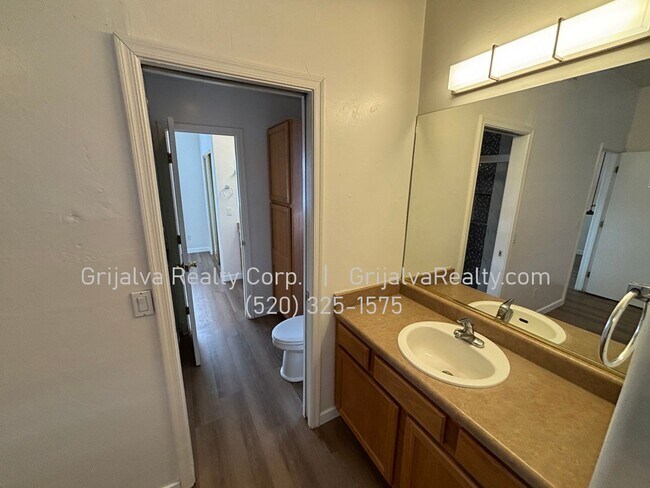 Building Photo - 1415 E Lester St