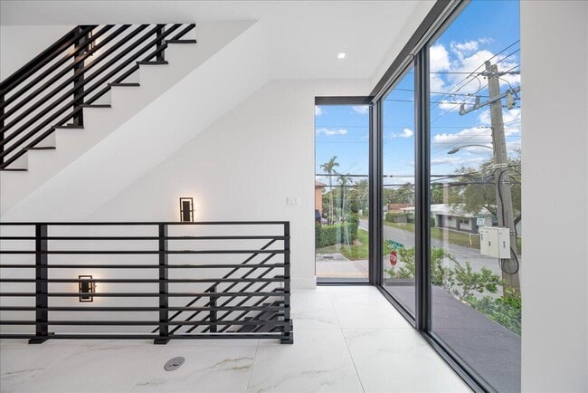 Building Photo - 1052 N Victoria Park Rd