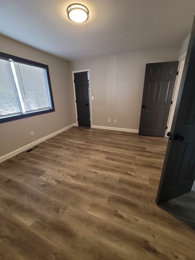 Building Photo - Remodeled 2 bathroom Townhouse on Sunset i...