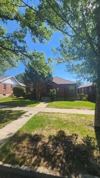 Building Photo - Charming Brick Home!