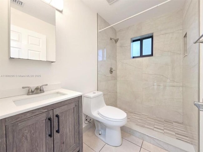 Building Photo - 3 bedroom in Miami FL 33142