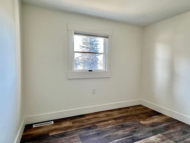 Building Photo - Fresh, Fun & Close to Elk Lake