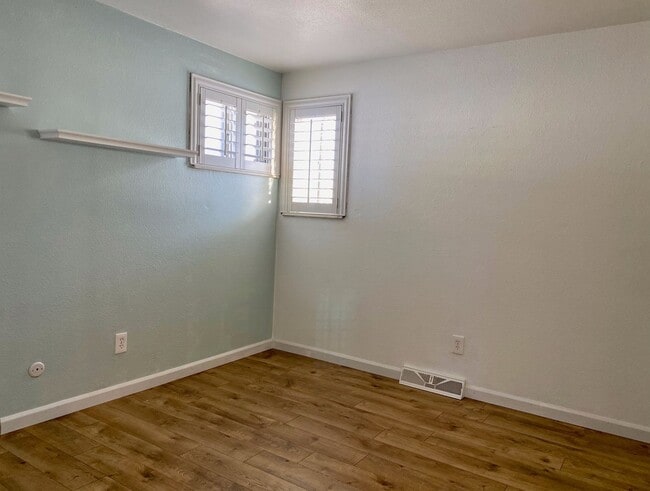 Building Photo - Spacious Tri-Level Home Featuring 4BD/2.5B...