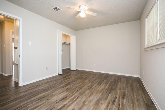 Building Photo - Ready for move in at Southeast Houston!!