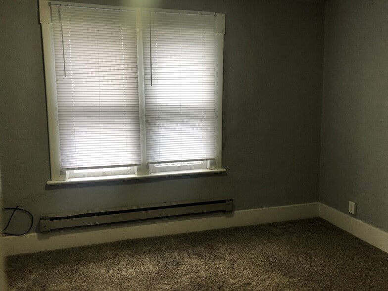 Building Photo - 425 NE Campus St