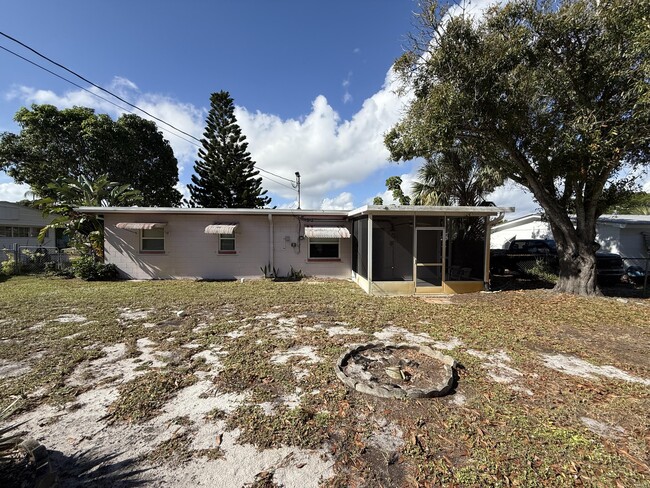 Building Photo - 1601 NE Maureen Ct