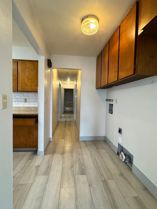 Building Photo - d1606