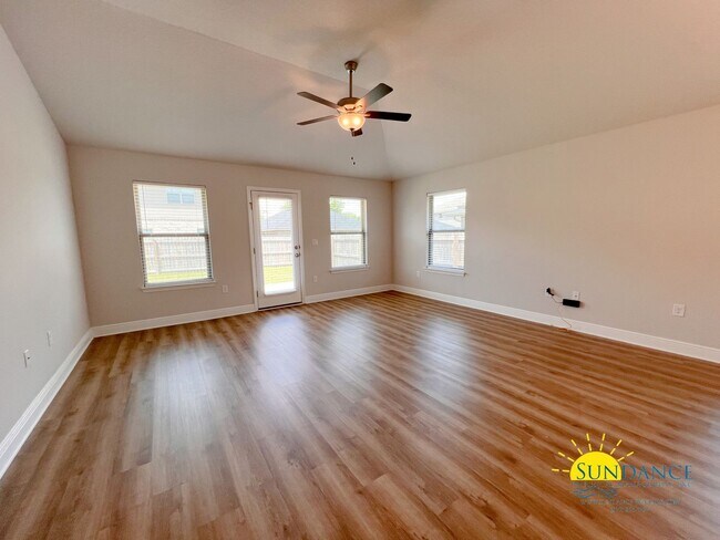Building Photo - Modern 3 Bedroom Home with Community pool!